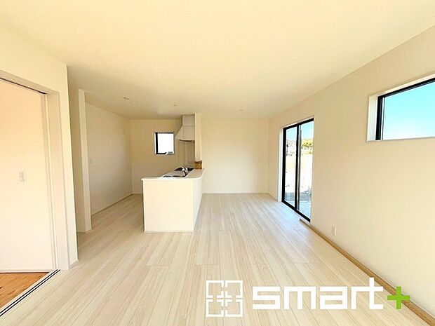 ~窓からはたっぷりの陽光~ ・穏やかな陽だまりに包まれる居心地の良いLDKは、ご家族が自然と集まる憩いのスペースに。 ・家事をしながらご家族との会話が楽しめるカウンターキッチンも魅力。