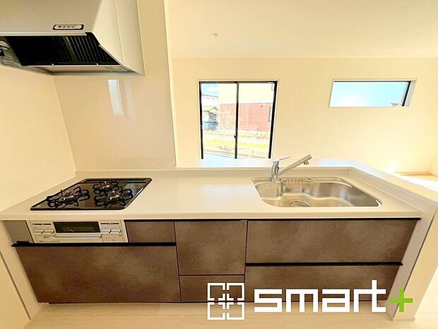 ~人気のカウンターキッチン~ ・キッチンには余計な柱が無いので、リビングが見渡せ開放感のある造りとなっております。 ・蛇口には浄水器が内蔵されるなど機能面でも優れたキッチンです。