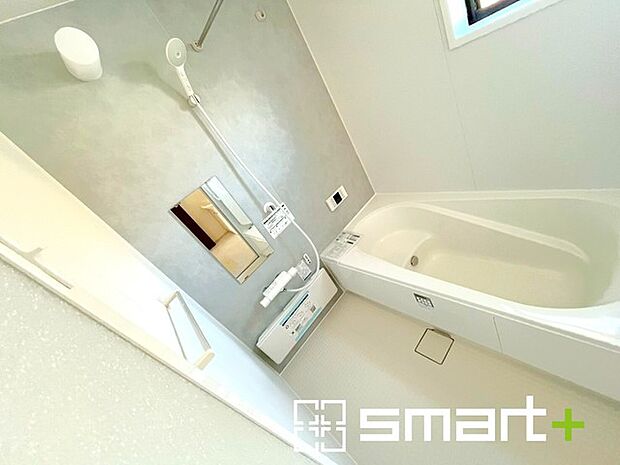 ~浴室乾燥機付きの浴室~ ・浴室には乾燥機が付いているので雨の日でも洗濯物を干すことが可能です。 ・水はけの良い床材など機能面も充実。マイクロバルなどオプションもご相談くださいませ。
