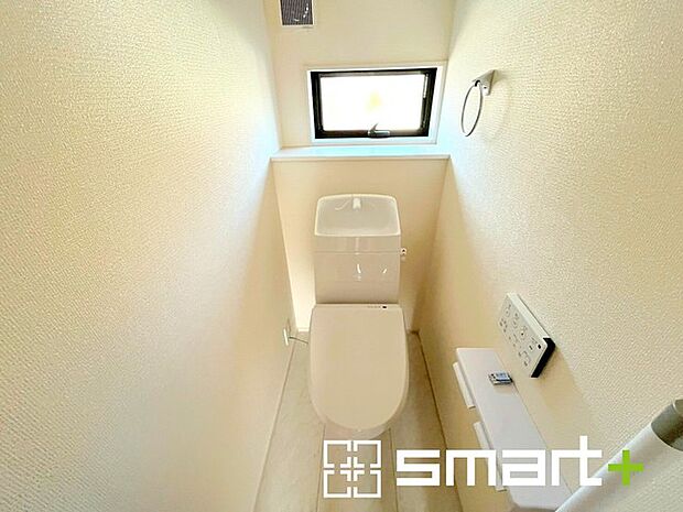 ~小窓付きの明るいトイレ~ ・使用後や掃除の際には新鮮な空気を取り込み換気ができます。 ・背面のスペースにちょっとした棚を設置すれば、トイレットペーパーのストックなども置けますね。