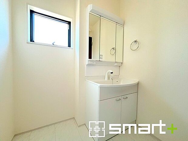 ~明るい洗面スペース~ ・窓から明るい陽が入り、気持ちよく朝の支度ができますね。 ・使い勝手の良い三面鏡タイプのシャワー付き洗面化粧台。鏡の裏に収納があるので洗面台周りもスッキリ。