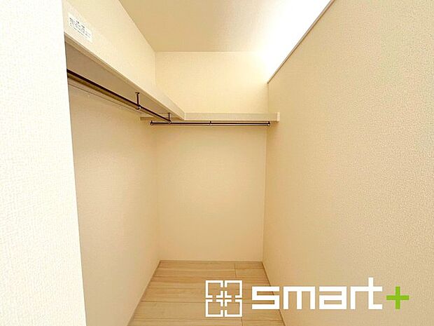 ~ウォークインクローゼット~ ・衣類をハンガーに掛けたまま収納できるウォークインクローゼットは重宝しますね。 ・季節ものや小物類なども整理整頓しやすく生活空間が広がります。