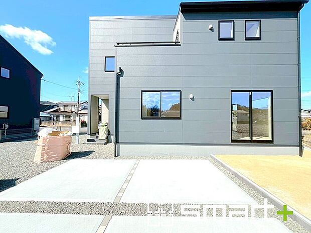 ~お庭もある余裕の敷地~ ・広々した敷地にはお庭もご用意。お庭があるだけで余裕を感じますね。 ・防草シートや人工芝の敷設などのオプションもお気軽にご相談くださいませ。