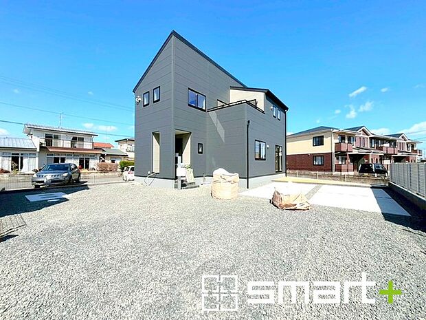 ~ゆとりあるカースペース~ ・セカンドカーや来客時にも困らないカースペース4台分。物置や駐輪スペースなどにも利用できますね。 ・カーポートなどのオプションもお気軽にご相談くださいませ。