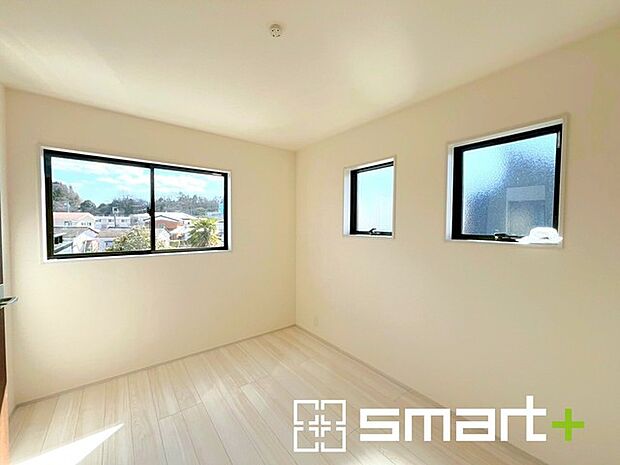 ~2面採光の明るいお部屋~ ・洋室は2面採光とする事で穏やかな陽の入る明るい空間となっております。 ・くつろぎのプライベート時間を明るい空間で穏やかにお過ごしいただけます。