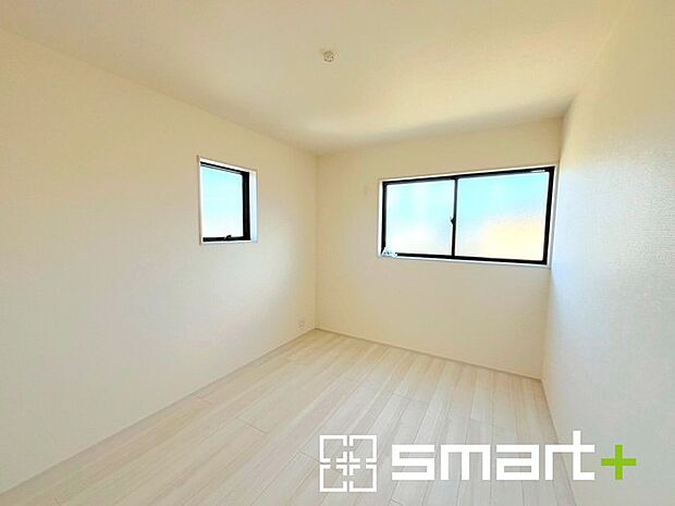 ~自然な風合いの洋室~ ・ナチュラルな色彩で纏められた洋室は家具のコーディネートもしやすくなっております。 ・どんな家具にするか考えるだけでも楽しくなってきますね。