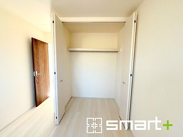 ~収納豊富な洋室~ ・各居室に備え付けの収納をご用意。タンスなどを置く場合と比べ出っ張らないので部屋の中を有効のご活用いただけます。 ・収納の広さなどぜひ現地でご確認くださいませ。