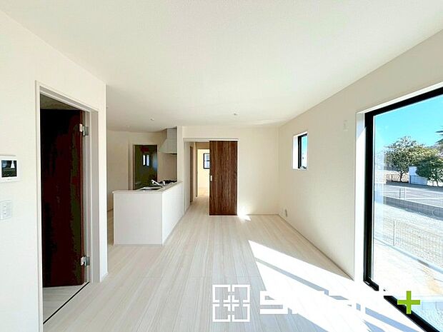 ~穏やかな陽の入るLDK~ ・大きな窓のあるLDKは陽当りも良好で明るい空間となっております。 ・ご家族団らんなど過ごす時間の多いLDKが明るいのは嬉しいポイントですね。