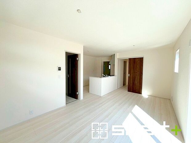 ~窓からはたっぷりの陽光~ ・穏やかな陽だまりに包まれる居心地の良いLDKは、ご家族が自然と集まる憩いのスペースに。 ・家事をしながらご家族との会話が楽しめるカウンターキッチンも魅力。