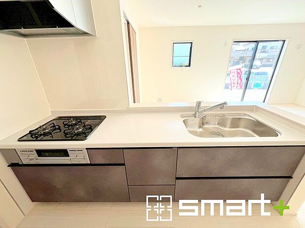 ~人気のカウンターキッチン~ ・キッチンには余計な柱が無いので、リビングが見渡せ開放感のある造りとなっております。 ・蛇口には浄水器が内蔵されるなど機能面でも優れたキッチンです。