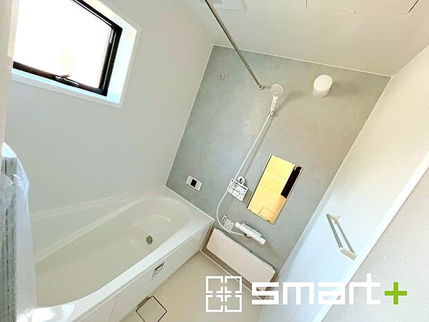 ~浴室乾燥機付きの浴室~ ・浴室には乾燥機が付いているので雨の日でも洗濯物を干すことが可能です。 ・水はけの良い床材など機能面も充実。マイクロバルなどオプションもご相談くださいませ。