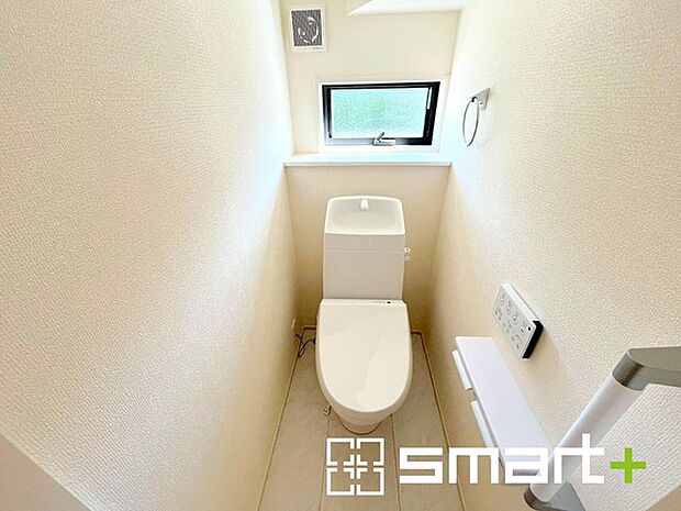 ~小窓付きの明るいトイレ~ ・使用後や掃除の際には新鮮な空気を取り込み換気ができます。 ・背面のスペースにちょっとした棚を設置すれば、トイレットペーパーのストックなども置けますね。