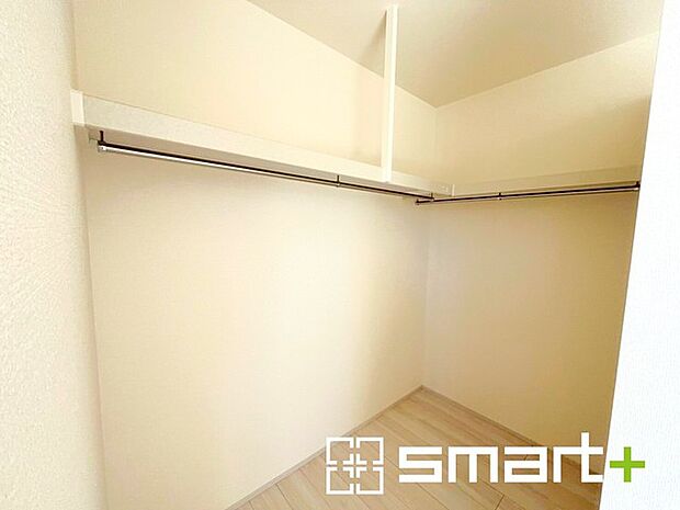 ~ウォークインクローゼット~ ・衣類をハンガーに掛けたまま収納できるウォークインクローゼットは重宝しますね。 ・季節ものや小物類なども整理整頓しやすく生活空間が広がります。