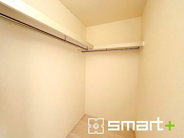 ~憧れのウォークインクローゼット~ ・居室にウォークインを設ける事で季節ものや趣味の用具などもスッキリと収納可能です。 ・ぜひ現地でその便利さをご体感くださいませ。