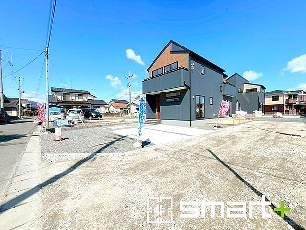 ~閑静な住宅街の立地~ ・周辺は閑静な住宅街となっておりますので、静かな暮らしをご実現いただけます。 ・前面道路の交通量も多くないので、小さなお子様がいるご家庭でもご安心ですね。