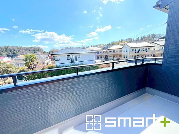 ~バルコニーが2箇所~ ・日当たり良好のバルコニーが2箇所あるのは嬉しいですね。 ・洗濯物もたくさん干せて毎日のお洗濯も快適。