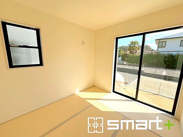 ~収納スペース付きの1階和室~ ・リビングと隣接していないので独立した居室としてご利用可能です。 ・収納付きで2面採光の明るい空間が広がります。