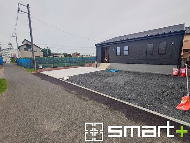 ~閑静な住宅街の立地~ ・周辺は閑静な住宅街となっておりますので、静かな暮らしをご実現いただけます。 ・前面道路の交通量も多くないので、小さなお子様がいるご家庭でもご安心ですね。