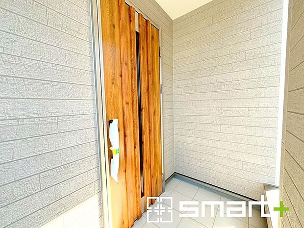 ~お住まいの顔「玄関」~ ・木のぬくもりを感じる木目調の玄関ドアを採用する事でお住まいの「顔」の印象が大きく変わりますね。 ・毎日帰宅した際に嬉しくなる仕様です。