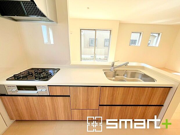 ~人気のカウンターキッチン~ ・キッチンには余計な柱が無いので、リビングが見渡せ開放感のある造りとなっております。 ・蛇口には浄水器が内蔵されるなど機能面でも優れたキッチンです。