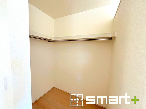 ~ウォークインクローゼット~ ・衣類をハンガーに掛けたまま収納できるウォークインクローゼットは重宝しますね。 ・季節ものや小物類なども整理整頓しやすく生活空間が広がります。