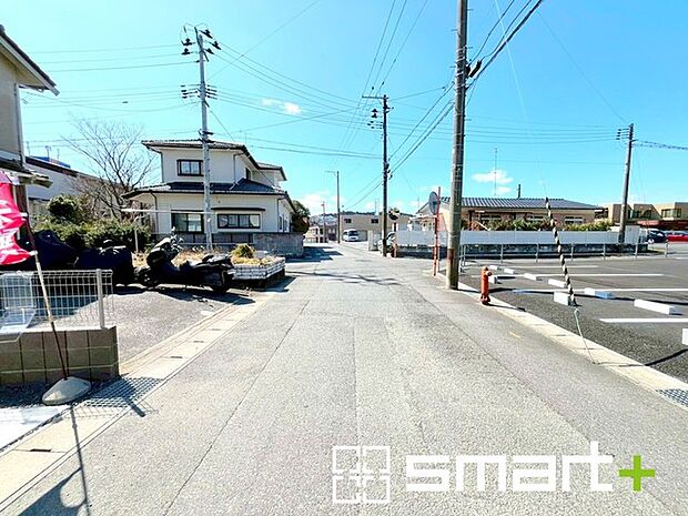 ~閑静な住宅街の立地~ ・周辺は閑静な住宅街となっておりますので、静かな暮らしをご実現いただけます。 ・前面道路の交通量も多くないので、小さなお子様がいるご家庭でもご安心ですね。