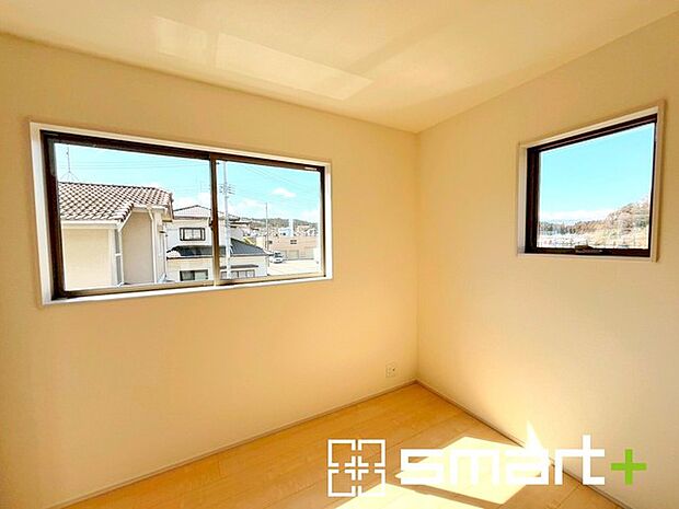 ~2面採光の明るいお部屋~ ・洋室は2面採光とする事で穏やかな陽の入る明るい空間となっております。 ・くつろぎのプライベート時間を明るい空間で穏やかにお過ごしいただけます。