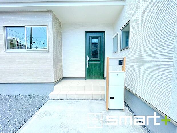 ～お住まいの顔「玄関」～ ・玄関ドアの上にはもちろん軒がございますので、雨の日でも濡れずに鍵の開閉が可能です。 ・鍵は防犯性に優れたディンプルキーを採用。 