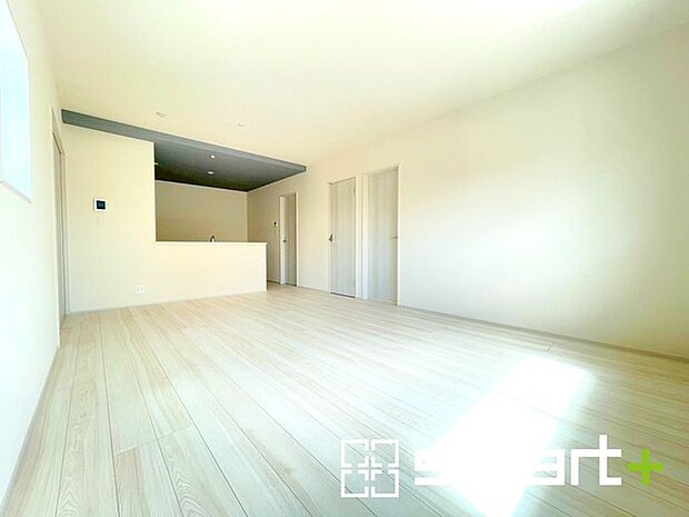 ~ナチュラルな色彩のLDK~ ・自然な風合いの色味で纏められたLDKは家具のコーディネートもしやすくなっております。 ・どんなインテリアにするか、考えるだけでも楽しくなりますね。
