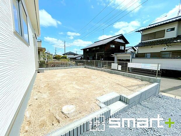 ~お庭もある余裕の敷地~ ・広々した敷地にはお庭もご用意。お庭があるだけで余裕を感じますね。 ・防草シートや人工芝の敷設などのオプションもお気軽にご相談くださいませ。