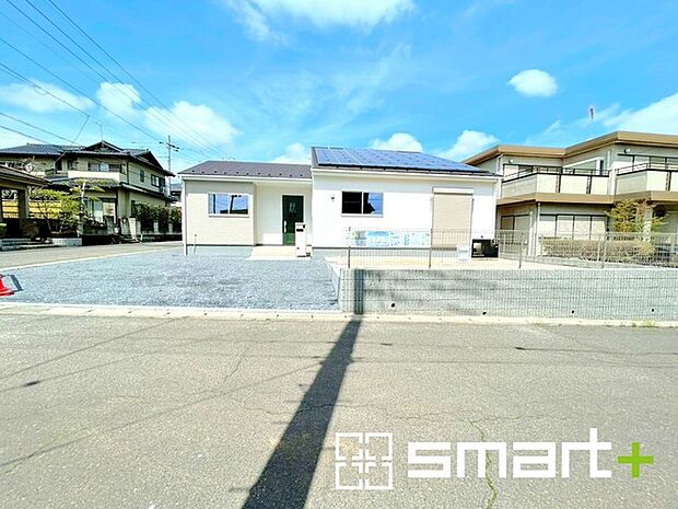 ~閑静な住宅街の立地~ ・周辺は閑静な住宅街となっておりますので、静かな暮らしをご実現いただけます。 ・前面道路の交通量も多くないので、小さなお子様がいるご家庭でもご安心ですね。