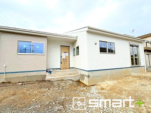 ～明るさを感じる外観～ ・外壁はデザイン性に優れた見た目となっております。 ・帰宅した際にホッと感じるような飽きのこない外観。ぜひ現地でご確認くださいませ。 