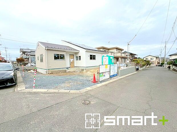 ~開放感ある角地のお住まい~ ・2方向が空く事で開放感のある角地に位置しております。 ・窮屈な感じが無く、ゆったりと暮らせるこの魅力をぜひ現地でご体感くださいませ。