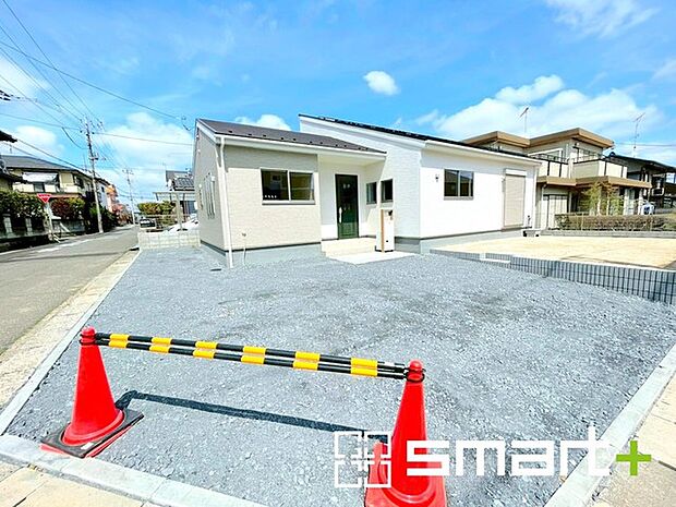 ～駐車場は3台分ご用意～ ・駐車場は3台分ございますので、車通勤の方や複数台お持ちの方にもお勧めのお住まいです。 ・ご来客の際も安心の余裕の敷地です。 