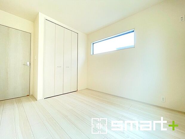 ~2面採光の明るいお部屋~ ・洋室は2面採光とする事で穏やかな陽の入る明るい空間となっております。 ・くつろぎのプライベート時間を明るい空間で穏やかにお過ごしいただけます。