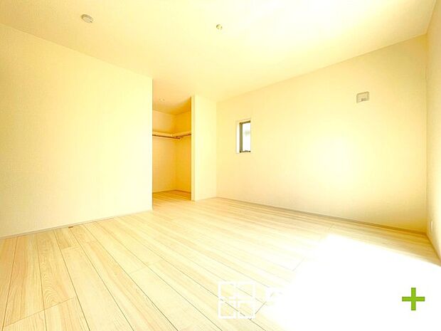 ～ウォークインクローゼットのあるお部屋～ ・人気のウォークインクローゼットをご用意。季節物や趣味の道具などもスッキリと収納が可能です。 ・最近流行りの収納術などもぜひご活用くださいませ。 