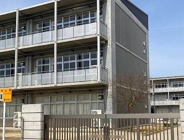 石岡市立東小学校(650m)