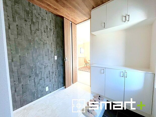 ~穏やかな陽が入る玄関~ ・玄関ドアにガラス部分を設ける事で穏やかな陽の入る玄関になります。 ・アクセントクロスを加えることでオシャレな空間になりますね。