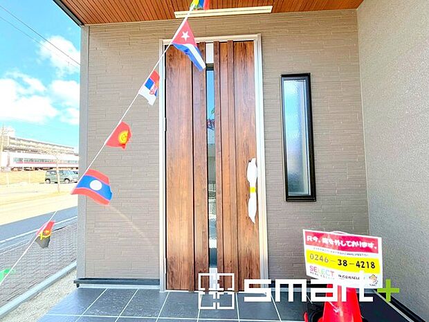 ~お住まいの顔「玄関」~ ・木のぬくもりを感じる木目調の玄関ドアで暖かみのある玄関に。 ・備え付けのシューズボックスはたっぷりしまえて玄関がスッキリ片付きますね。