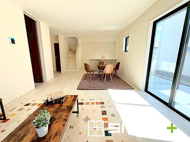 ~窓からはたっぷりの陽光~ ・大きな窓から明るい陽光が舞い込みお部屋全体を心地のよい空間に。 ・料理と洗濯、片付けなど並行して家事を進める時に便利な回遊動線で効率もアップ。