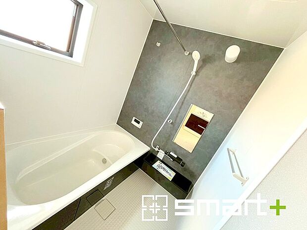 ~浴室乾燥機付きの浴室~ ・浴室には乾燥機が付いているので雨の日でも洗濯物を干すことが可能です。 ・水はけの良い床材など機能面も充実。マイクロバルなどオプションもご相談くださいませ。