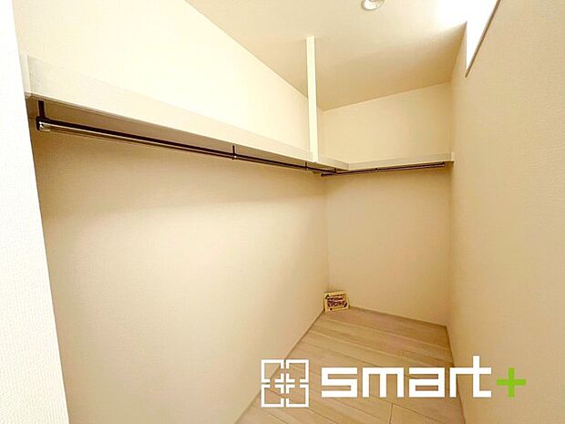 ~ウォークインクローゼット~ ・衣類をハンガーに掛けたまま収納できるウォークインクローゼットは重宝しますね。 ・季節ものや小物類なども整理整頓しやすく生活空間が広がります。