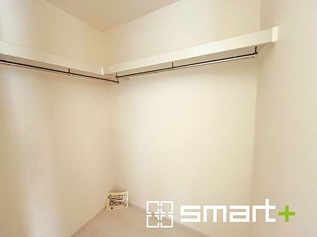 ~本格的な広さのウォークイン~ ・しっかりとした広さのウォークインクローゼットを設けた仕様。 ・よくある小さめのウォークインは実際には収納力弱めですが、これだけ大きいと十分な収納力です。