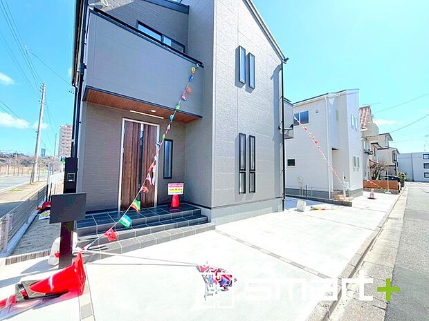 ~ゆとりあるカースペース~ ・セカンドカーや来客時にも困らないカースペース3台分。物置や駐輪スペースなどにも利用できますね。 ・カーポートなどのオプションもお気軽にご相談くださいませ。