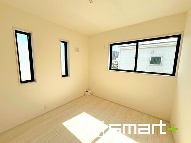 ～2面採光の明るいお部屋～ ・洋室は2面採光とする事で穏やかな陽の入る明るい空間となっております。 ・くつろぎのプライベート時間を明るい空間で穏やかにお過ごしいただけます。 