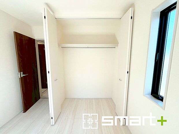 ~収納豊富な洋室~ ・各居室に備え付けの収納をご用意。タンスなどを置く場合と比べ出っ張らないので部屋の中を有効のご活用いただけます。 ・収納の広さなどぜひ現地でご確認くださいませ。