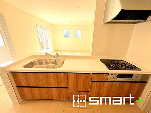 ~人気のカウンターキッチン~ ・キッチンには余計な柱が無いので、リビングが見渡せ開放感のある造りとなっております。 ・蛇口には浄水器が内蔵されるなど機能面でも優れたキッチンです。