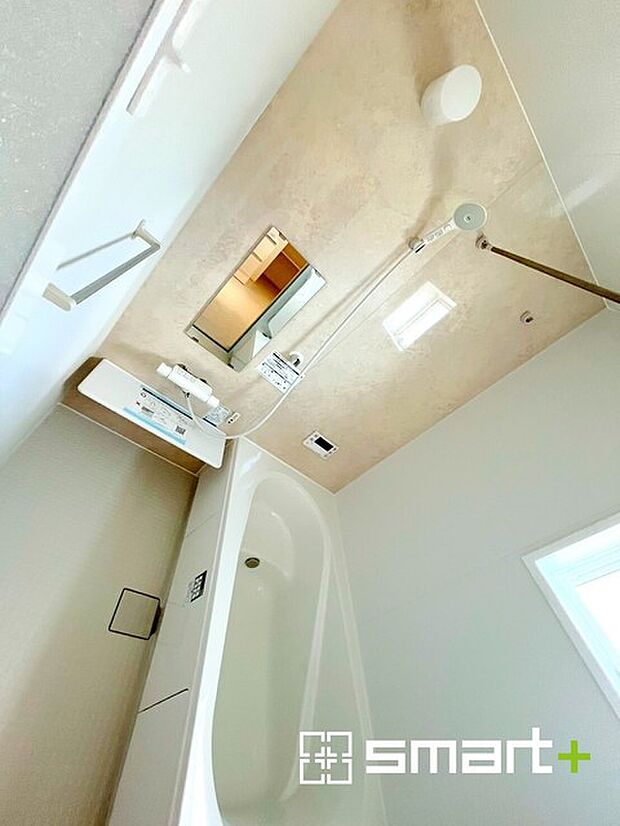 ~浴室乾燥機付きの浴室~ ・浴室には乾燥機が付いているので雨の日でも洗濯物を干すことが可能です。 ・水はけの良い床材など機能面も充実。マイクロバルなどオプションもご相談くださいませ。