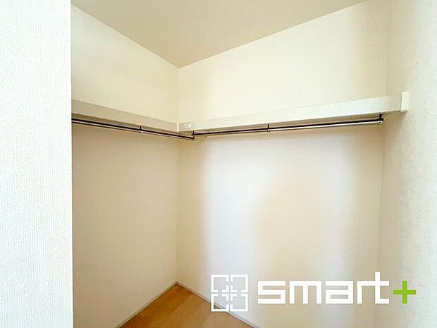 ~ウォークインクローゼット~ ・衣類をハンガーに掛けたまま収納できるウォークインクローゼットは重宝しますね。 ・季節ものや小物類なども整理整頓しやすく生活空間が広がります。