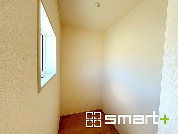 ~広々した「納戸」をご用意~ ・本来の用途である収納としてはもちろん、テレワークスペースとしてもご利用可能な納戸をご用意。 ・広さの感覚など、ぜひ現地でご体感くださいませ。